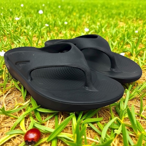 Oofos OOahh Mens Black Recovery Thong Sandals Comfort Slip On Flip Flops - Picture 1 of 9